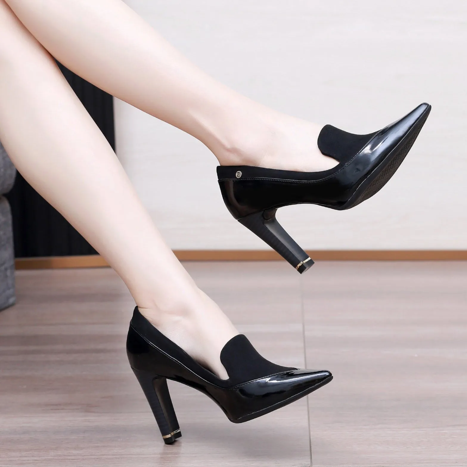 Dual-Tone Diva Pumps - Black (749.020)